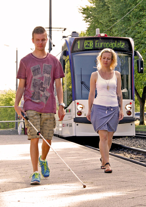 Mann mit Blindenlangstock auf der Straße zur Schulung